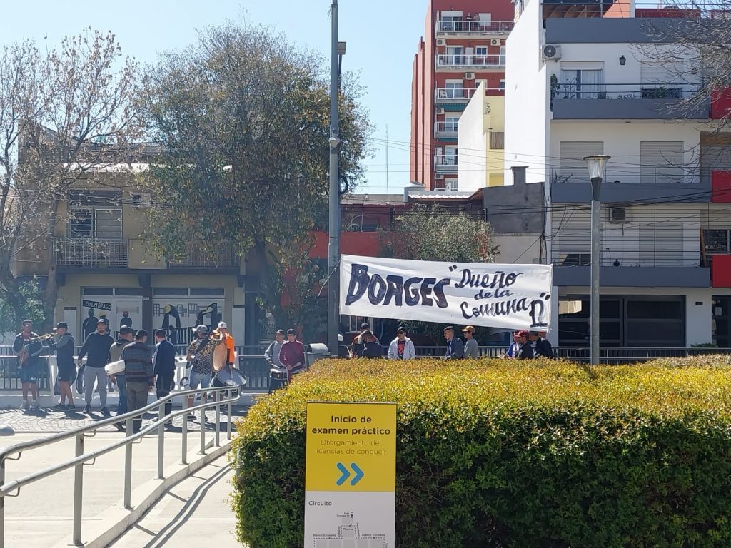 Trabajadores del Parque Sarmiento protestaron frente a la sede de la Comuna 12