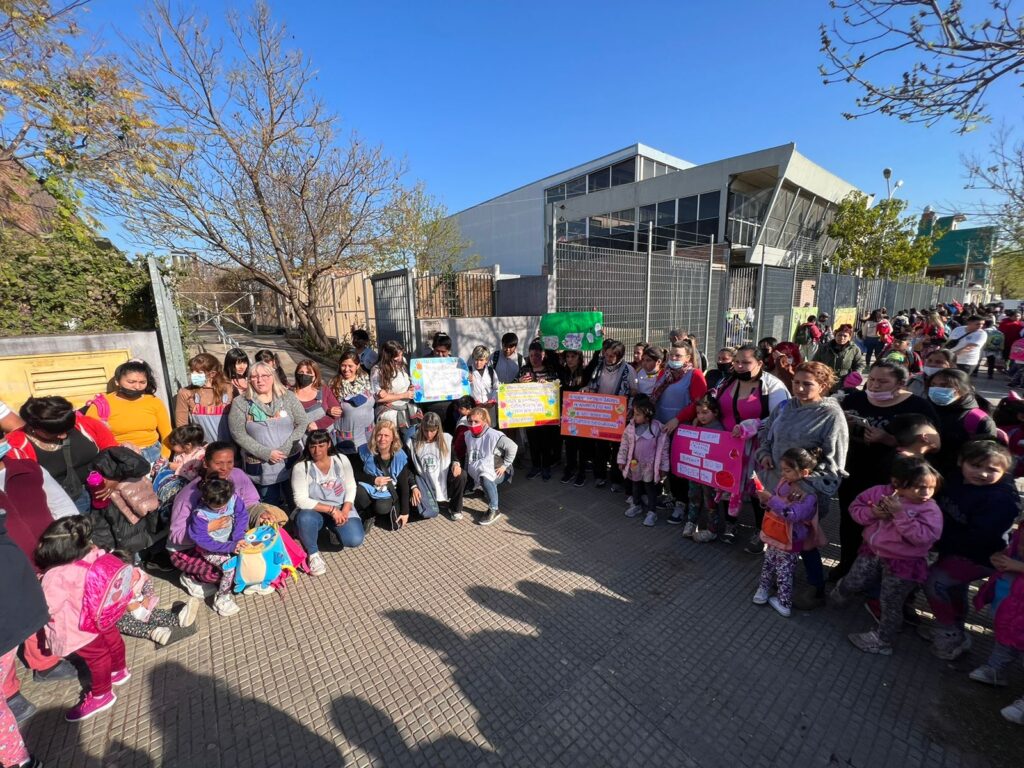 Protesta en un jardín de Villa Soldati tras una serie de robos