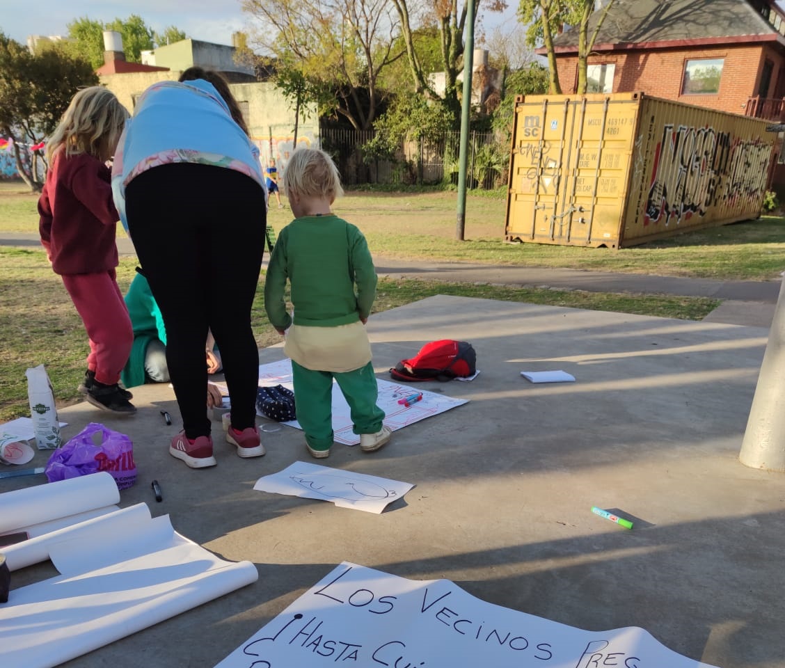 Parque Goyeneche: vecinos fijaron afiches contra la instalación de un container en Plaza de Todos