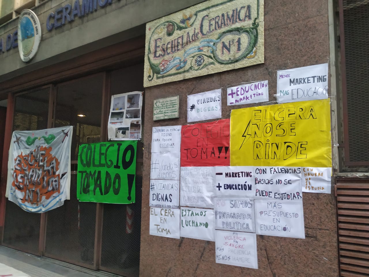 Toma escolar: abrazo de la comunidad educativa al Cerámica N° 1 de Almagro