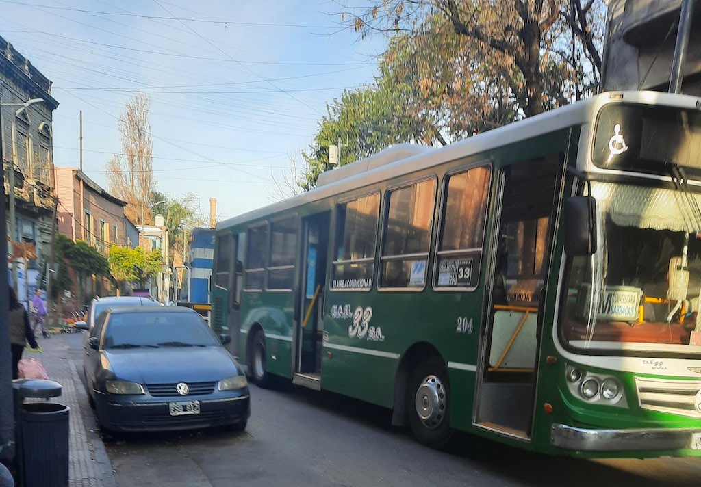 Un tren de cargas chocó un colectivo de la linea 33 en el barrio de La Boca
