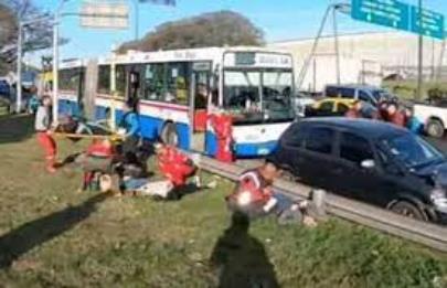 Heridos y graves daños por un choque en cadena en la autopista Dellepiane