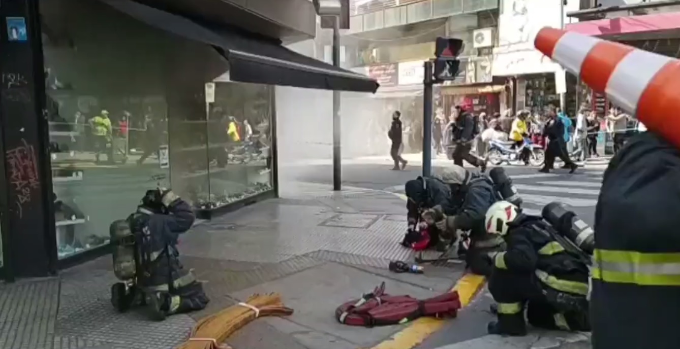 Incendio en una zapatería de Pueyrredón y Sarmiento: tres personas asistidas y una mujer embarazada, trasladada por inhalar humo