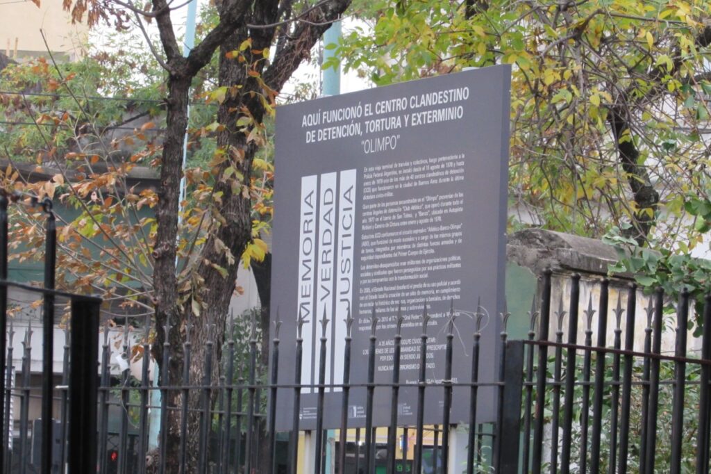 Floresta: denuncian la “vandalización” de baldosas en homenaje a víctimas del excentro clandestino El Olimpo