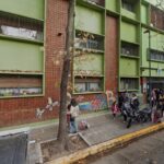 Flores: la comunidad de una escuela denuncia “falta de mantenimiento” y que un vidrio lastimó a una estudiante