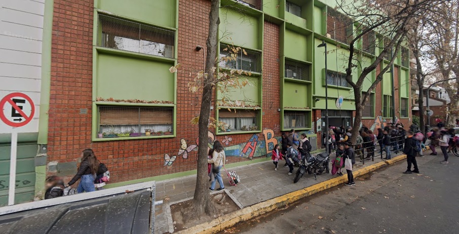 Flores: la comunidad de una escuela denuncia “falta de mantenimiento” y que un vidrio lastimó a una estudiante