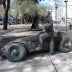 Avanza la Ley para mudar el monumento a Fangio de Puerto Madero al paseo en Palermo que lleva su nombre