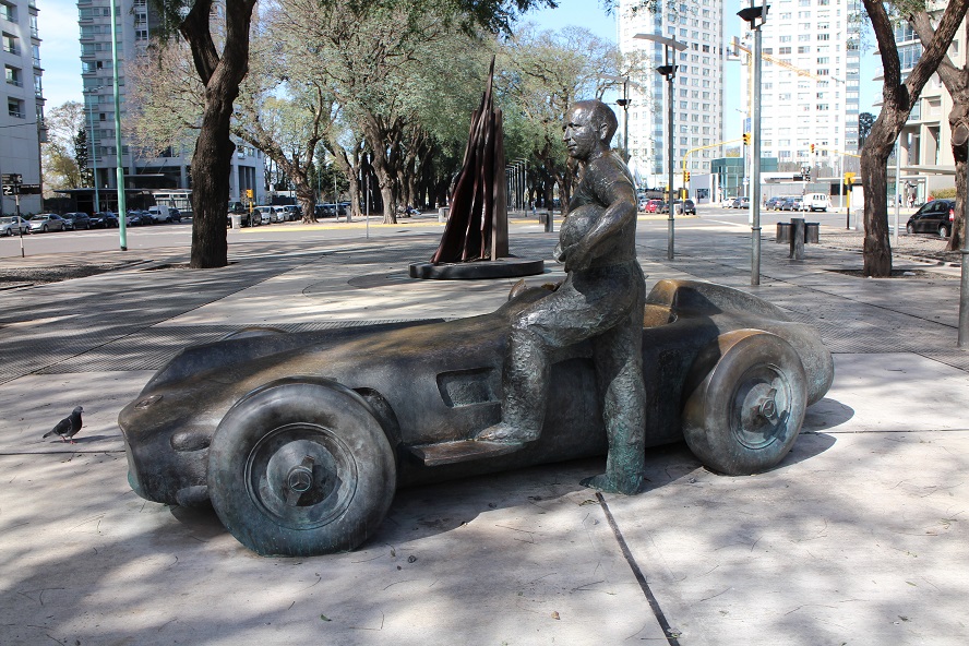 Avanza la Ley para mudar el monumento a Fangio de Puerto Madero al paseo en Palermo que lleva su nombre