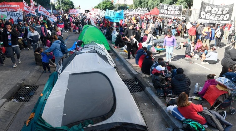 Piqueteros acamparán sobre la avenida 9 de Julio, frente a Desarrollo Social