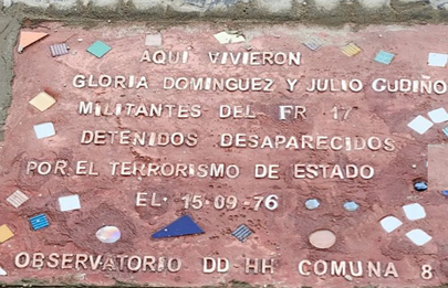 Colocaron baldosa recordatoria a detenidos desaparecidos en Villa Lugano