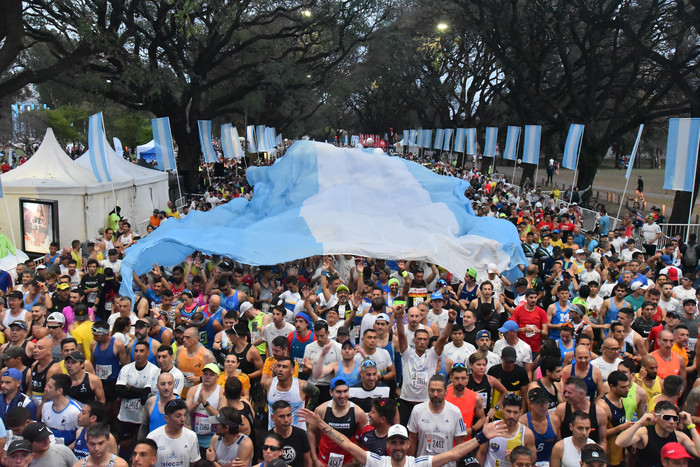 Unos 9.000 atletas participaron en la Maratón de Buenos Aires, que ganaron Victor Kipchirchir y Rodah Jepkorir Tanui