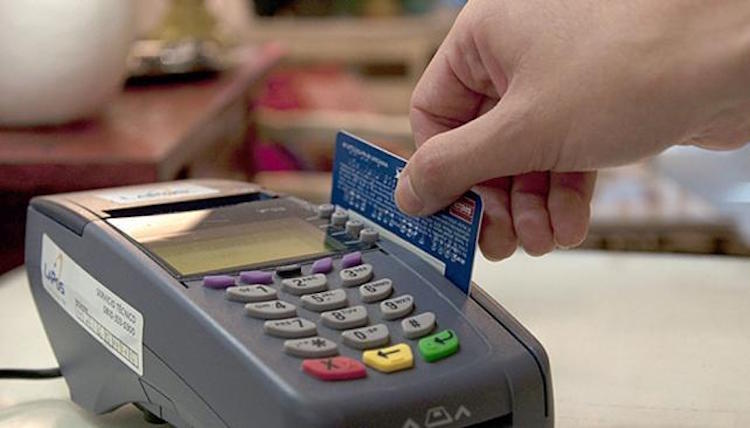Como con las grúas, la izquierda, libertarios y kirchneristas hablan de eliminar el impuesto a las tarjetas de crédito