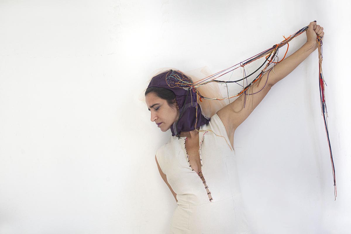 Una muestra del Museo de la Mujer entrecruza las prácticas textiles individuales con las comunitarias