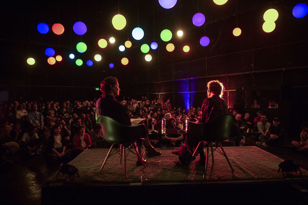 Laurie Anderson paseó su magnetismo por el Filba: anécdotas, confesiones y un homenaje a Dylan