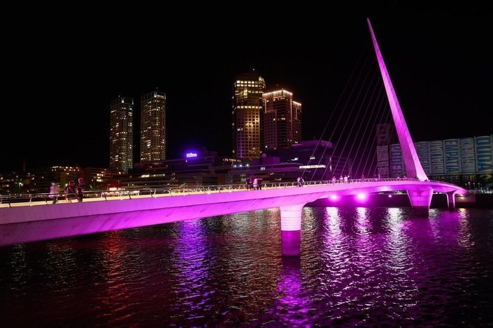 Cáncer de mama: Ciudad ilumina varios monumentos de rosa para concientizar por su detención temprana