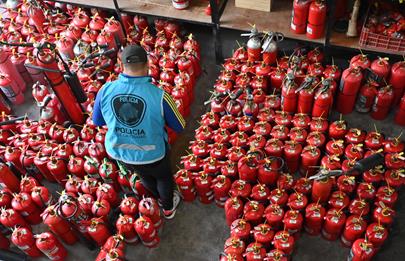 Clausuran comercios de matafuegos truchos en Mataderos