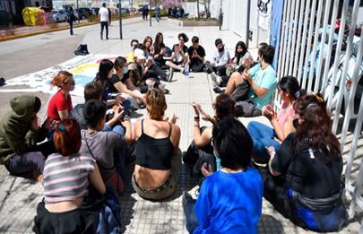 Estudiantes del colegio Rogelio Yrurtia, esperaron a la ministra Acuña y no los recibió