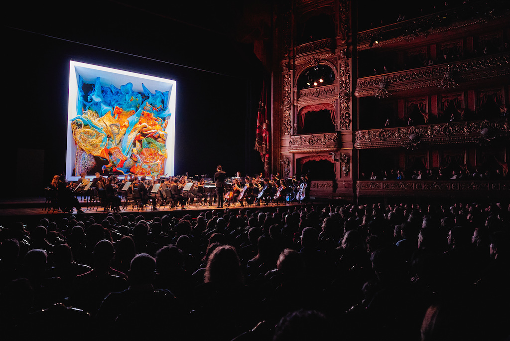 La obra digital de Refik Anadol se presentó en el Teatro Colón y en octubre lo hará en el espacio público