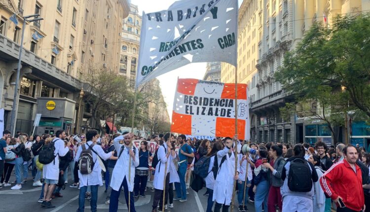 Sigue el paro de residentes y concurrentes: protesta frente a seis hospitales porteños