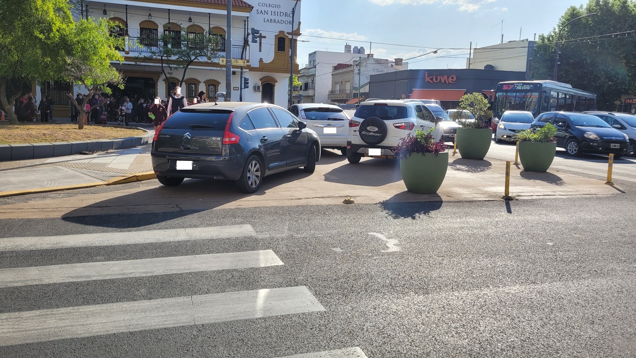 Debate por el estacionamiento en las isleltas del bulevar San Isidro Labrador