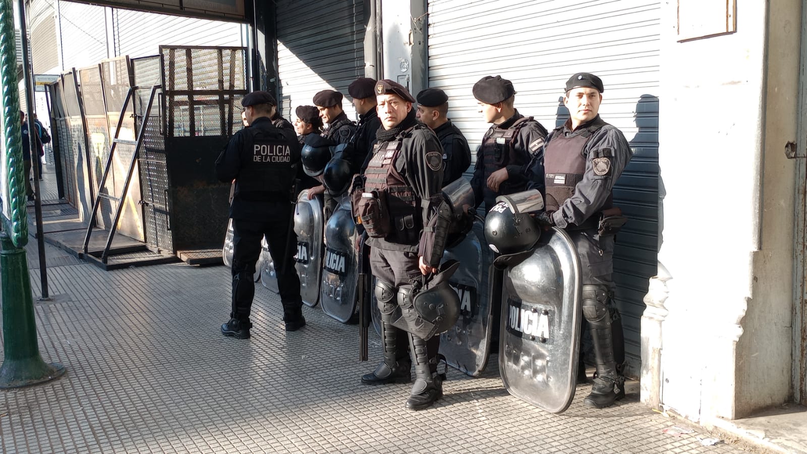 Flores: megaoperativo de la Policía de la Ciudad para allanar depósitos textiles
