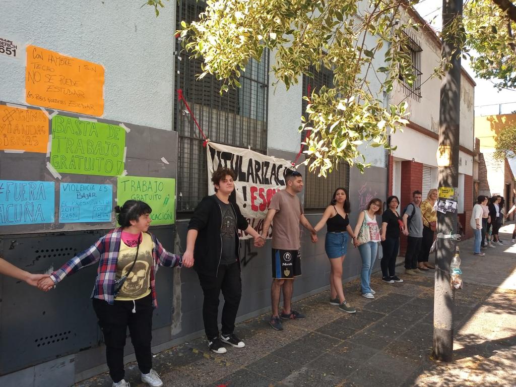 Villa Pueyrredón: la comunidad educativa realizó un abrazo simbólico a la escuela Rodolfo Walsh