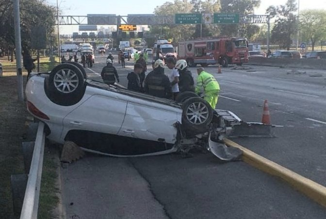 Choque y vuelco en General Paz y Balbín: dos personas fueron hospitalizadas