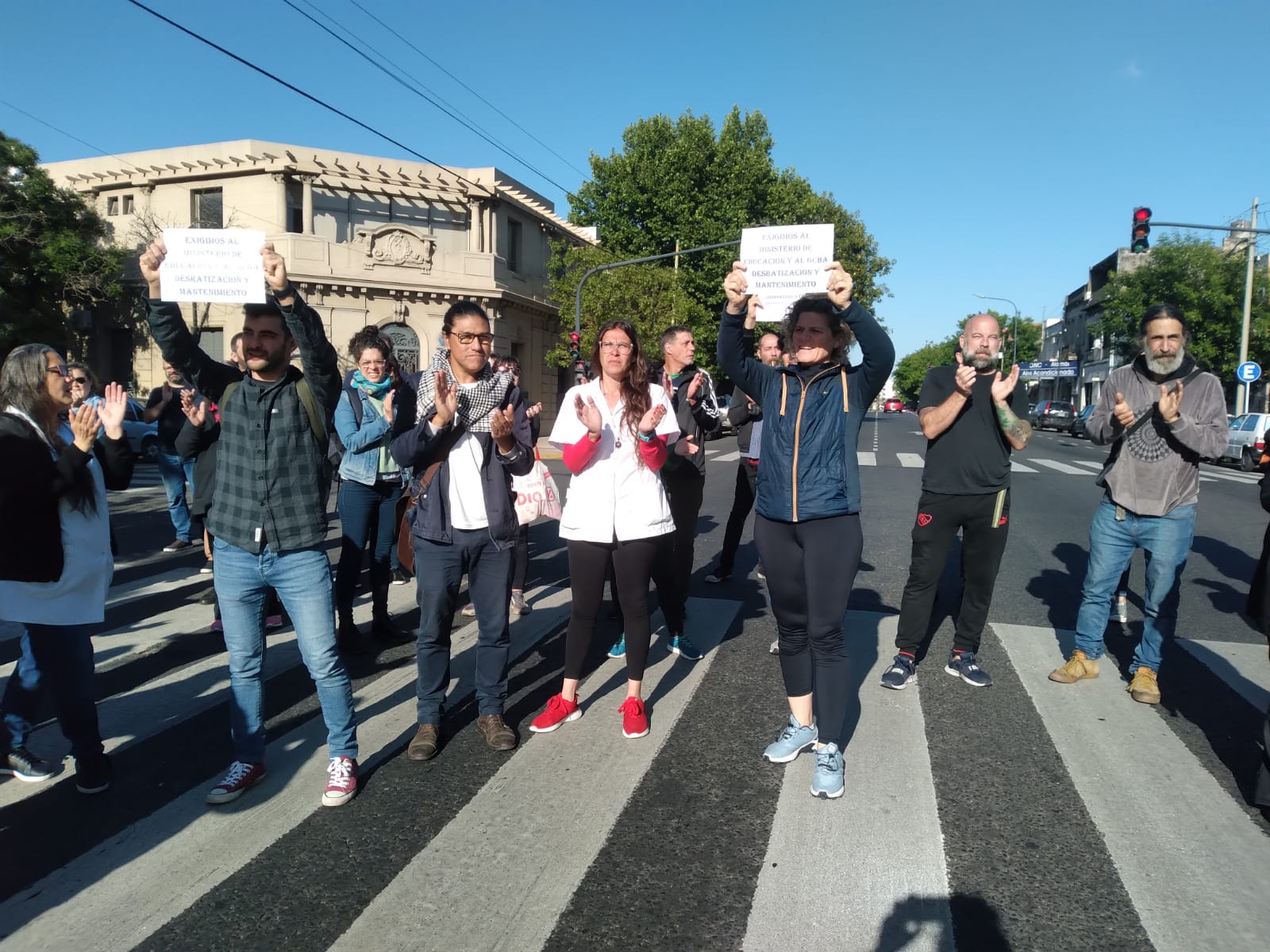 Boedo: protesta de la comunidad educativa para desratizar la Escuela República de Colombia