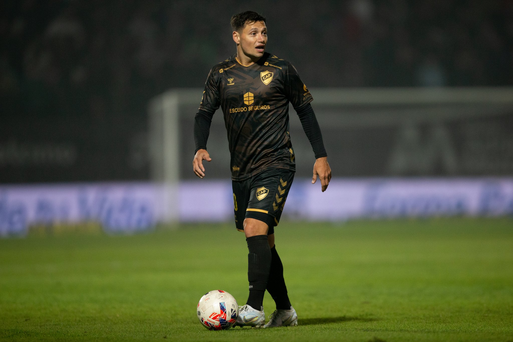 Platense rescindió el contrato de Mauro Zárate