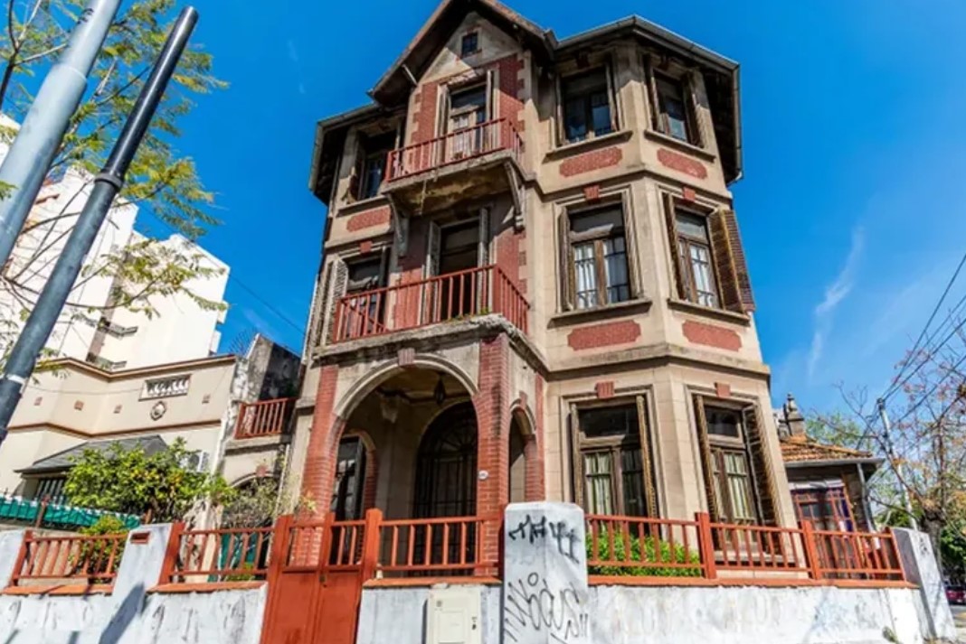 Ponen en venta la centenaria casona de Cramer e Iberá, hogar de un médico emblemático y de gran valor patrimonial