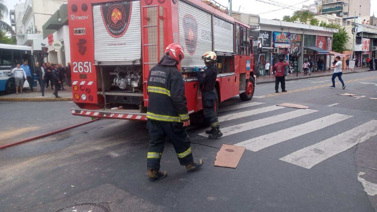 Villa Devoto: un camión y un colectivo chocaron, impactaron contra dos negocios y hubo al menos 12 heridos