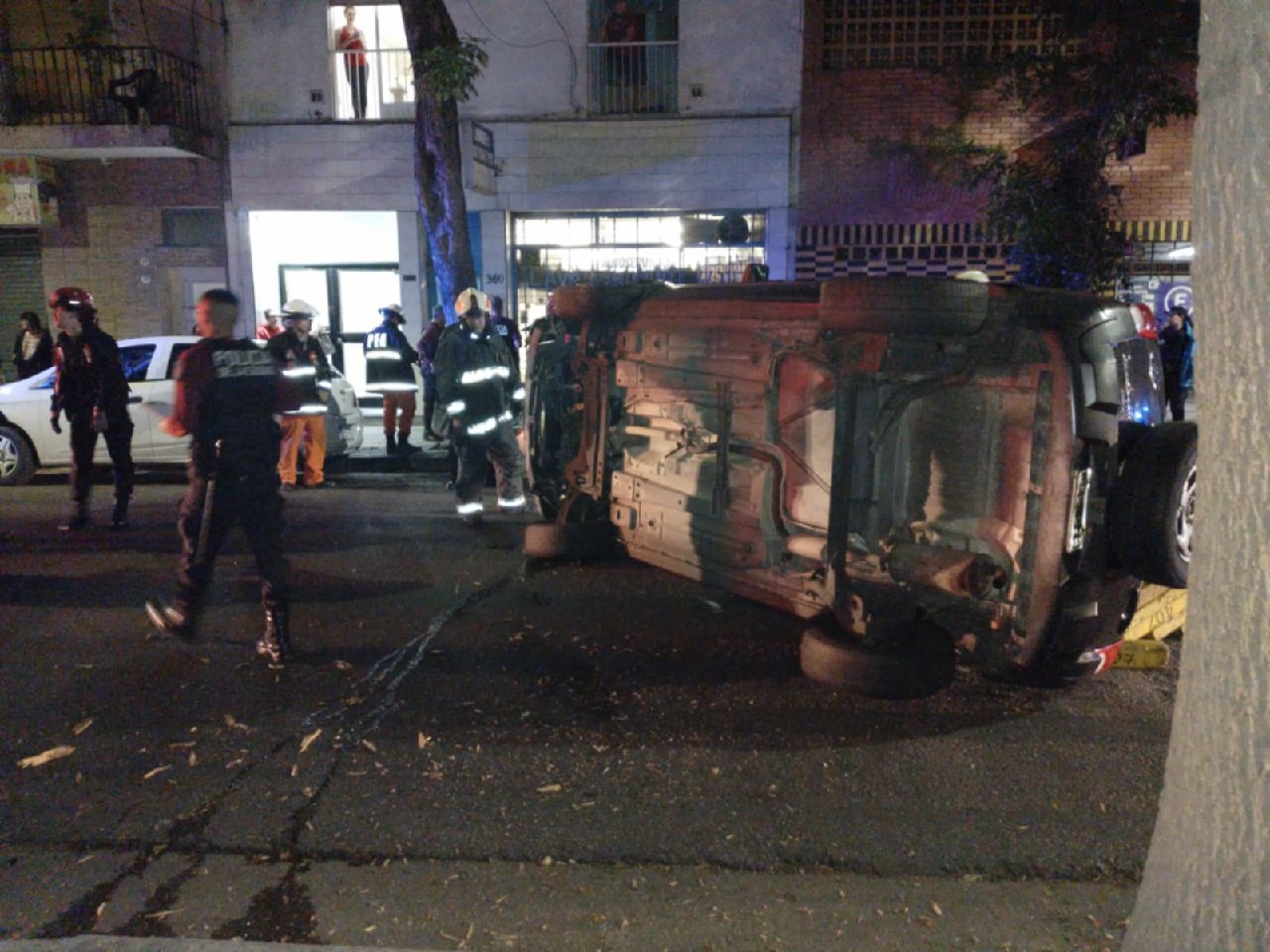 Balvanera: un auto volcó en Saavedra al 300 y hospitalizaron a su conductor