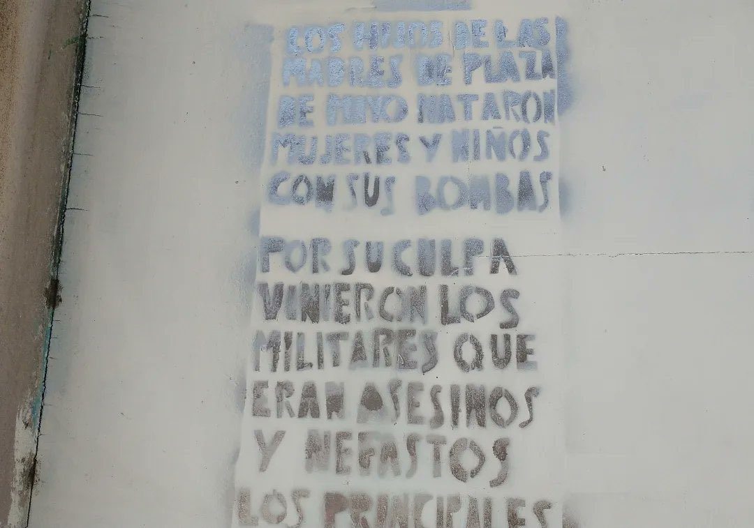 Abasto: volvieron a vandalizar el frente de la Universidad Popular de Barrios de Pie