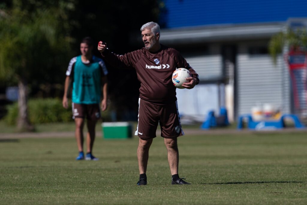 Omar De Felippe deja su cargo como DT de Platense tras el cierre del torneo