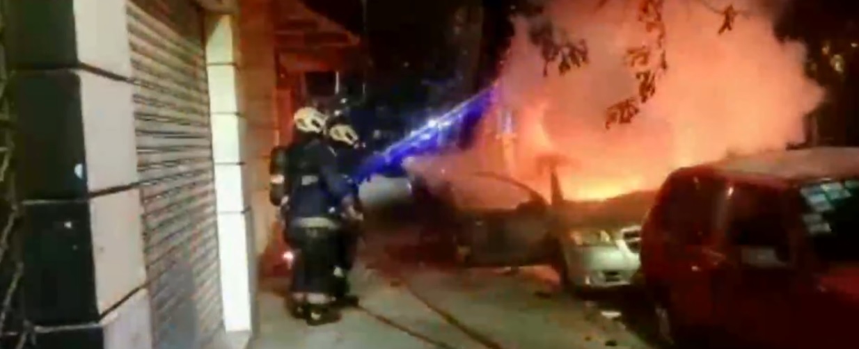 Balvanera: hallaron un cuerpo dentro de un auto incendiado en 24 de Noviembre al 100