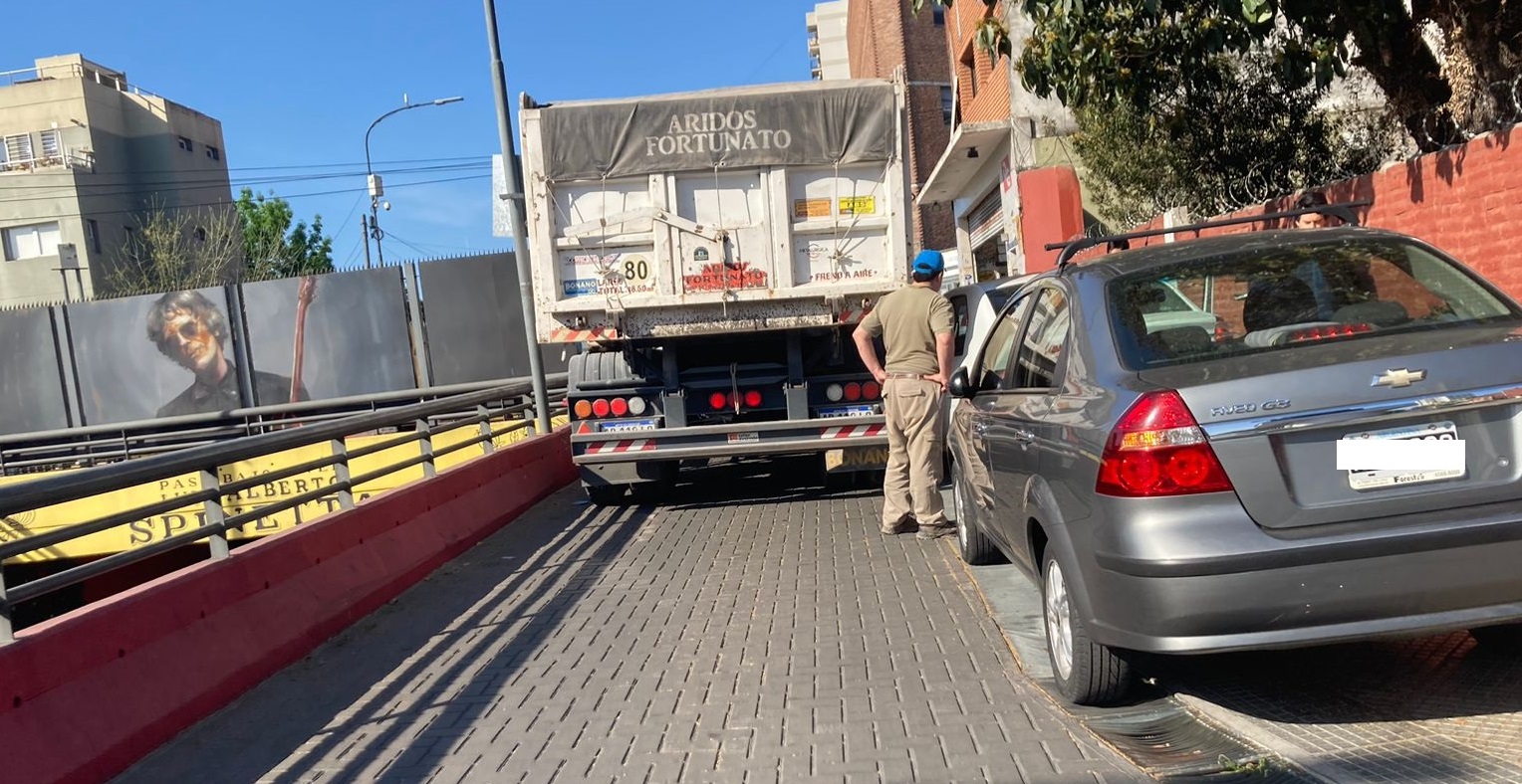 Coghlan: un camión se atascó en la colectora del viaducto Spinetta y dañó un auto estacionado