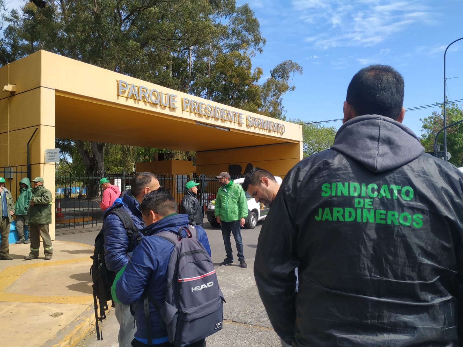 Protesta en Saavedra: trabajadores del Parque Sarmiento reclamaron la continuidad de sus fuentes laborales
