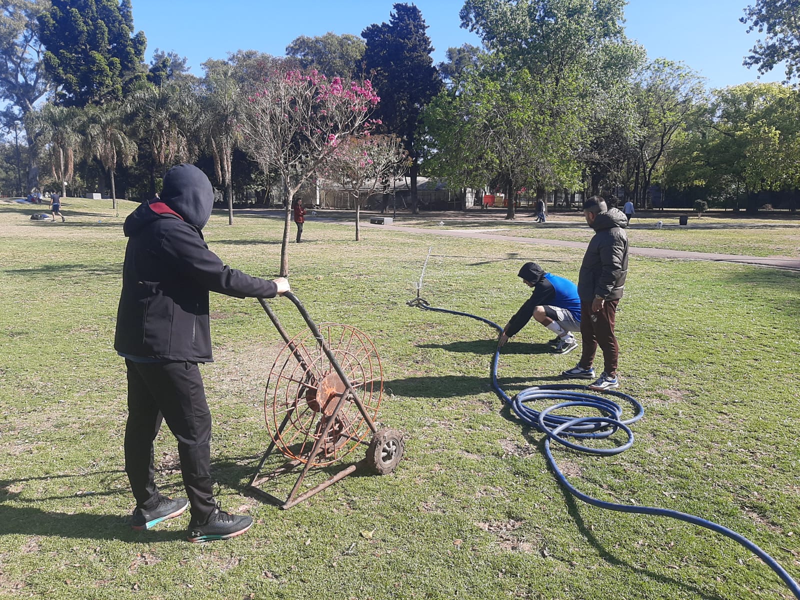 Vecinos se juntaron a regar el césped del Parque Saavedra
