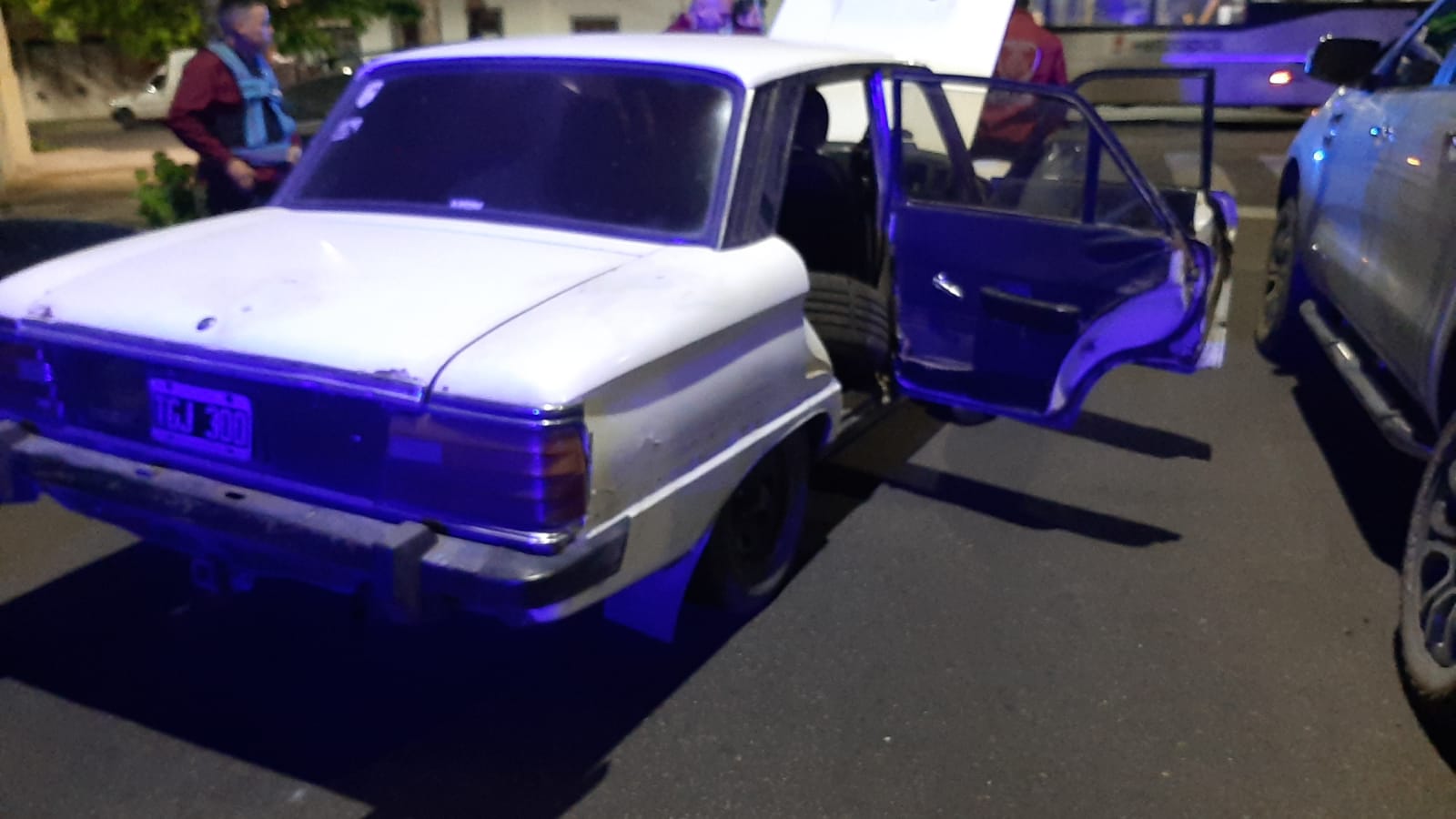 Tras una persecución, detuvieron a dos personas acusadas de robar ruedas de auto en Saavedra