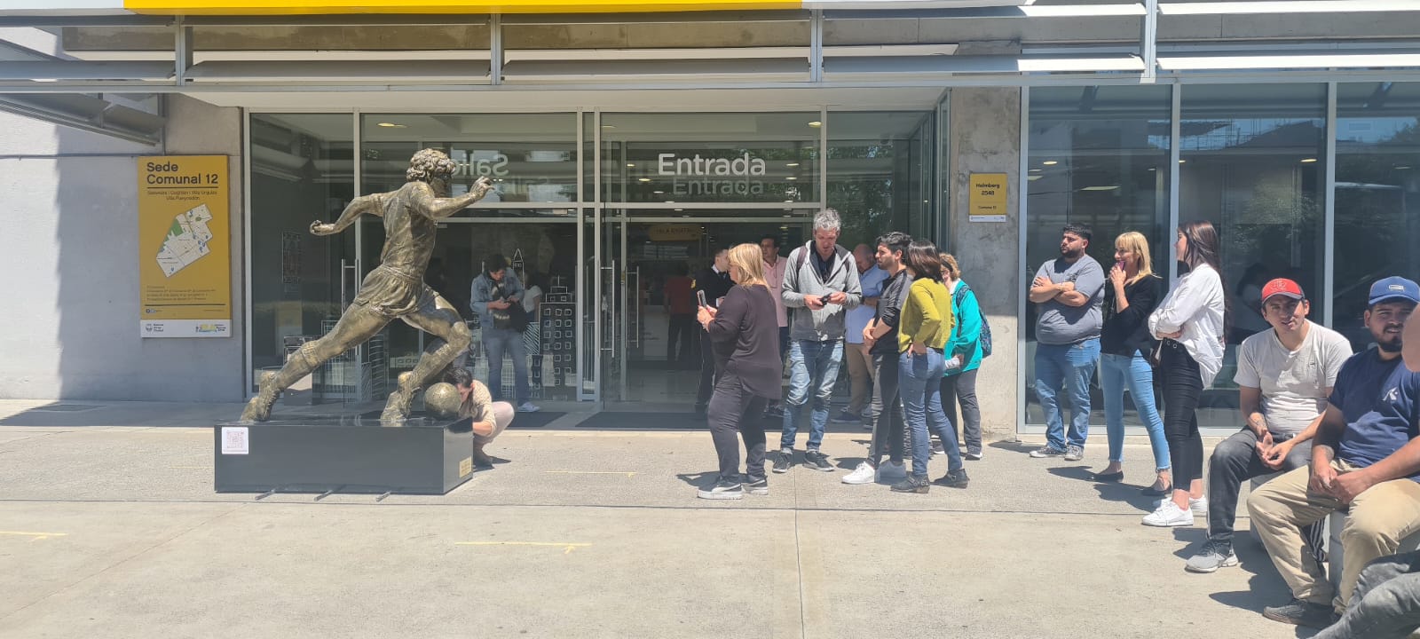 El artista Miguel Jerónimo Villalba expuso una escultura de Diego Maradona “Made in Saavedra” frente a la Sede Comunal 12