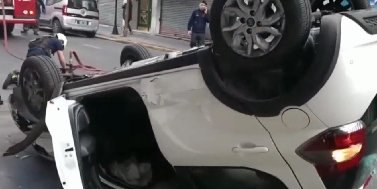 Abasto: conductora chocó contra un auto estacionado y volcó en Agüero y Corrientes