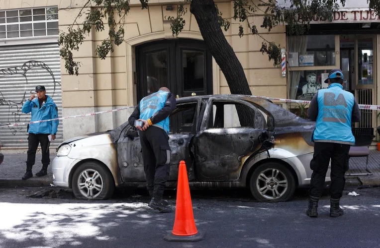 Balvanera: detuvieron al hijo de la dueña del auto incendiado que terminó con un indigente muerto