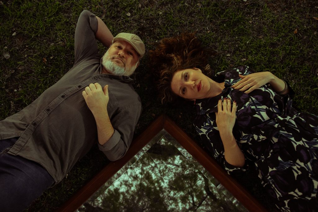 De Saavedra a Coghlan: tras presentar su nuevo disco, Dúo El Balcón toca a la gorra en la Estación