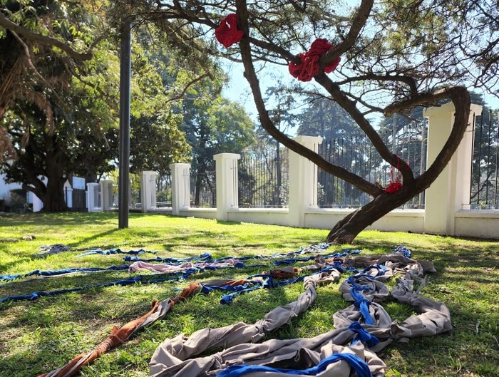Con el río como inspiración, el Museo Saavedra presenta una instalación de arte textil en su jardín