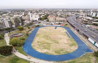Trabajos de mantenimiento en la pista de Parque Chacabuco