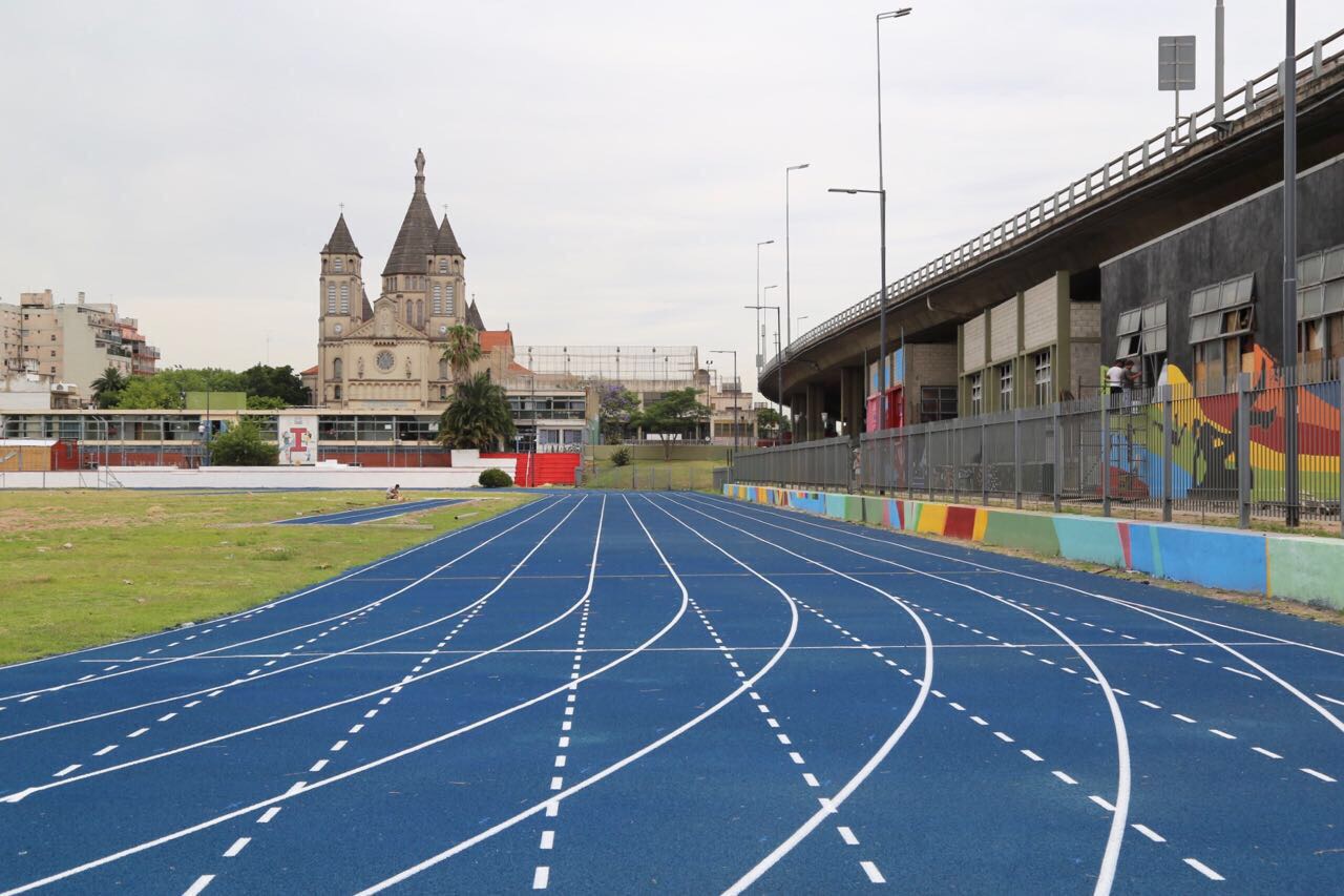 El arreglo en la pista de atletismo de Parque Chacabuco se extenderá varias semanas