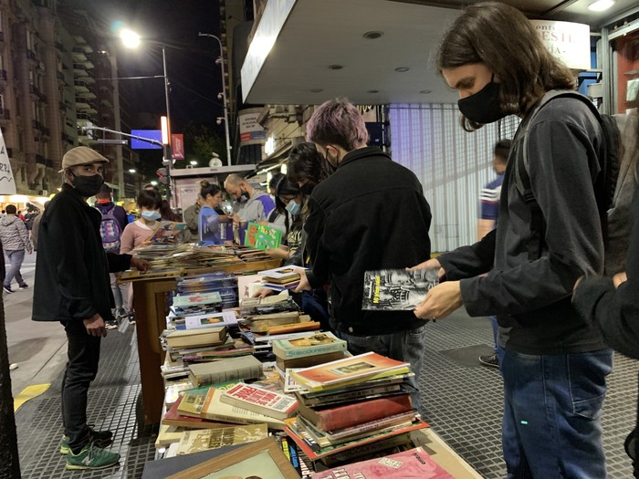 La Noche de las Librerías: lecturas, talleres y performances sobre avenida Corrientes