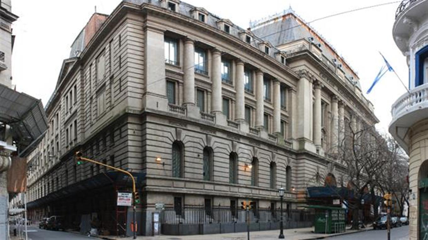 Estudiantes tomaron el Nacional Buenos Aires contra la continuidad de la rectora