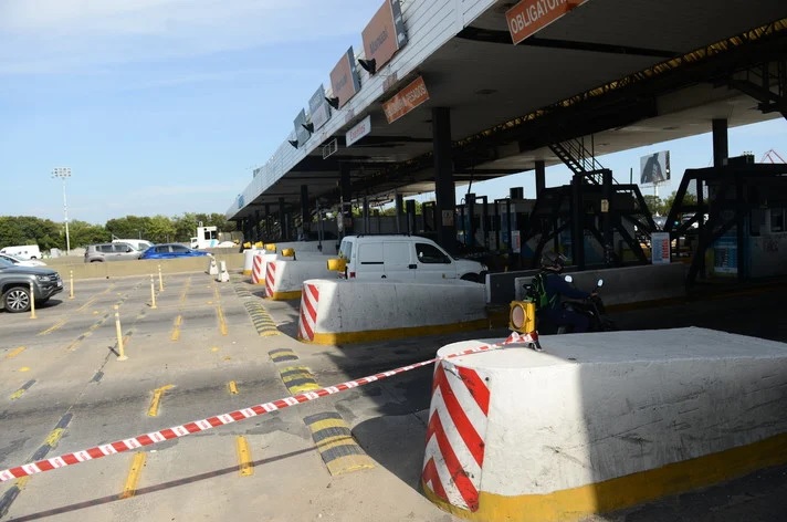 Trabajadores de peajes pararon y levantaron barreras: hubo congestiones en los accesos a CABA