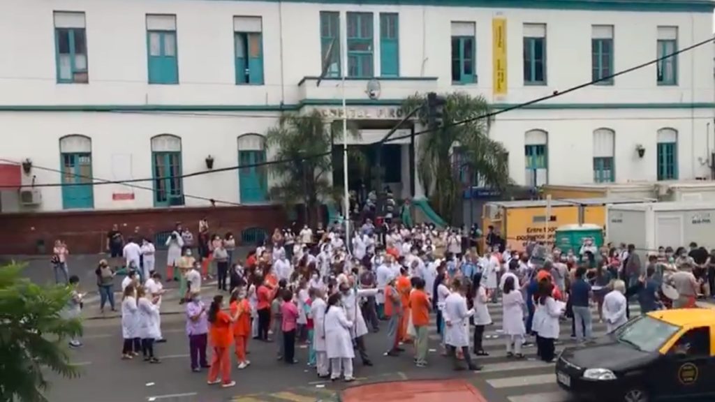Paro por tiempo indeterminado: corte de residentes y concurrentes frente al Hospital Pirovano de Coghlan